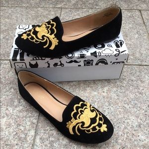 STUNNING black flats with royal design